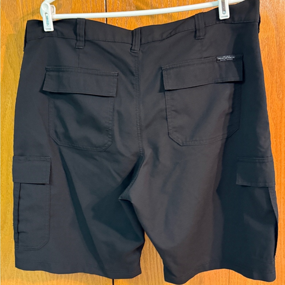 Lee Men's Dark Cargo Shorts - Picture 2 of 3